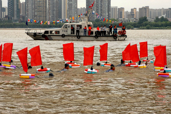 Wuhan Holds Yangtze River Crossing Competition