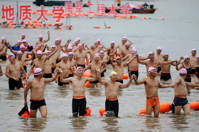 Wuhan Holds Yangtze River Crossing Competition