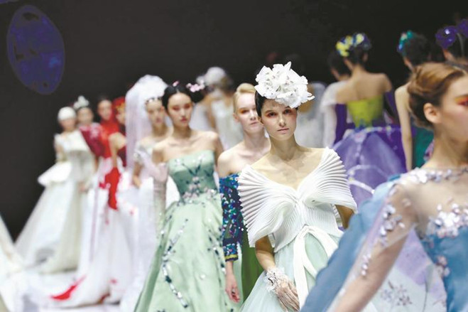 When ACME Ran Into the 2019 Wuhan Fashion Week—Fashion Combined with  Dynamic