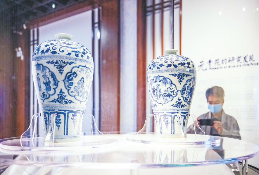 Joint exhibition of antique Chinese vases kicks off in Wuhan Museum